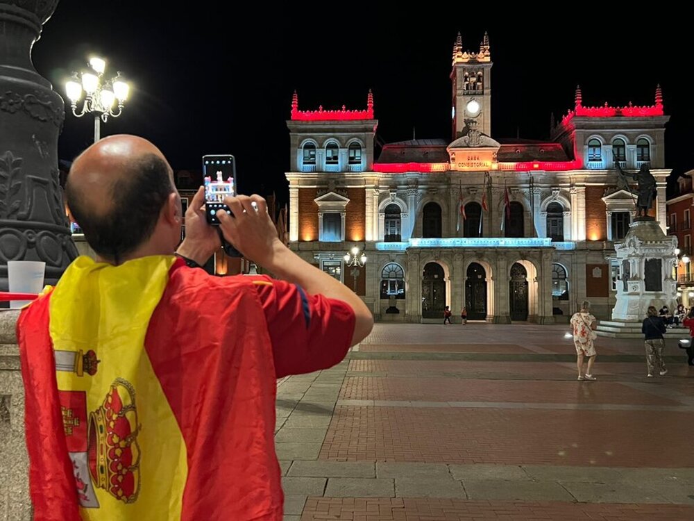 La Cúpula del Milenio y el Ayuntamiento se visten de España