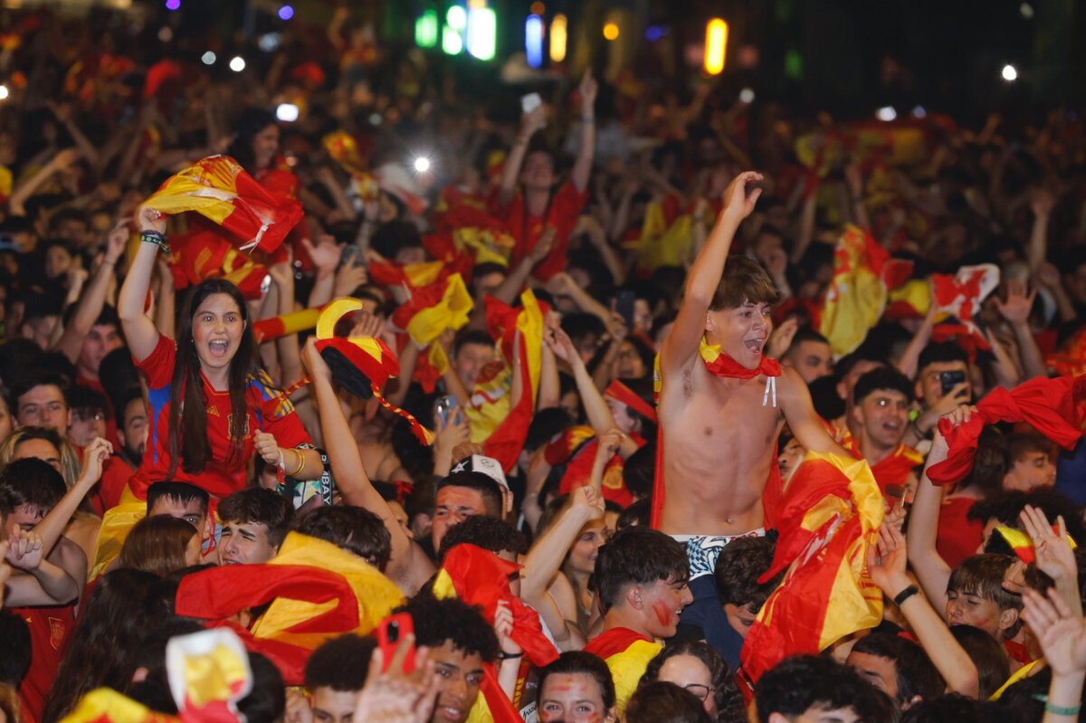 Aficionados vallisoletanos disfrutan en la acera de Recoletos la victoria de España en la Eurocopa.  / AYUNTAMIENTO DE VALLADOLID