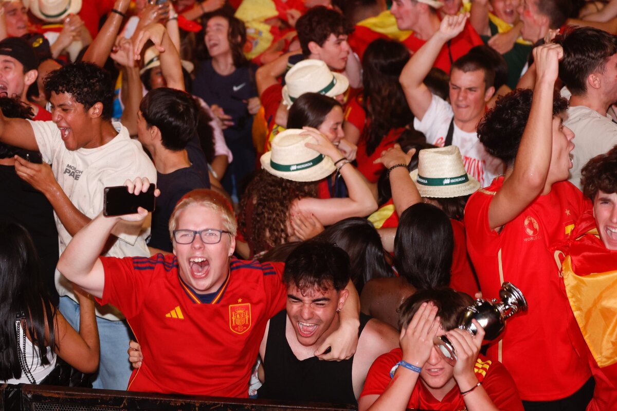 Aficionados vallisoletanos disfrutan en la acera de Recoletos la victoria de España en la Eurocopa.  / AYUNTAMIENTO DE VALLADOLID