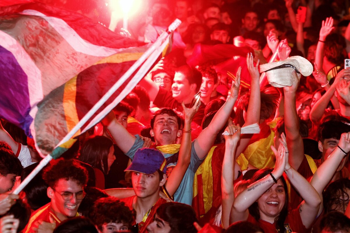 Aficionados vallisoletanos disfrutan en la acera de Recoletos la victoria de España en la Eurocopa.  / AYUNTAMIENTO DE VALLADOLID