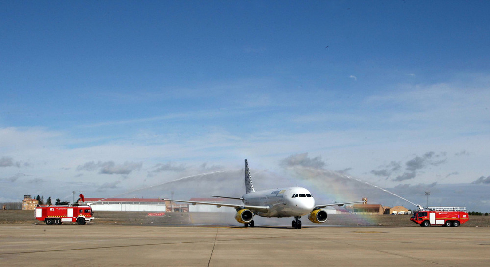 Vueling llegó a Valladolid en 2013 (en la imagen, el bautismo del vuelo inaugural) y desde entonces ha transportado a casi medio millón de pasajeros, con casi 40.000 durante el último año que representan el 18% del total de viajeros de Villanubla.