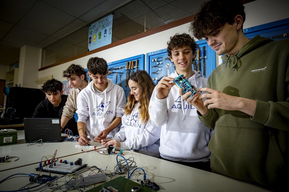 Estudiantes de bachillerato tecnológico que se presentan al consurso CanSat 2024 que se trata en lanzar un satelite para recopilar datos metereológicos 