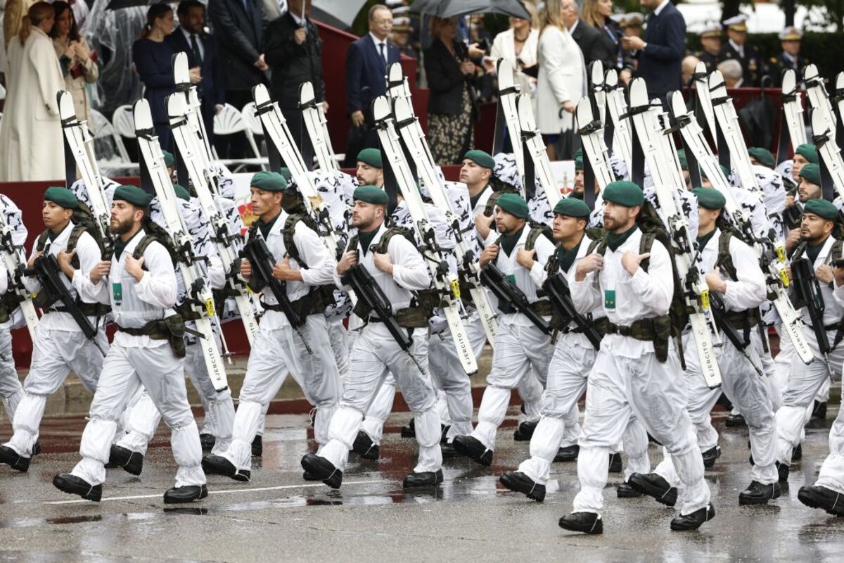 Madrid acoge el desfile de la Fiesta Nacional con la vista puesta en el cielo  / CHEMA MOYA