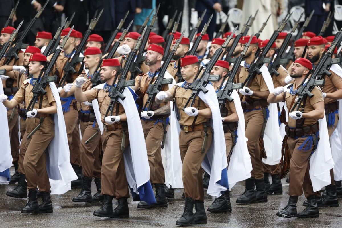 Madrid acoge el desfile de la Fiesta Nacional con la vista puesta en el cielo  / CHEMA MOYA