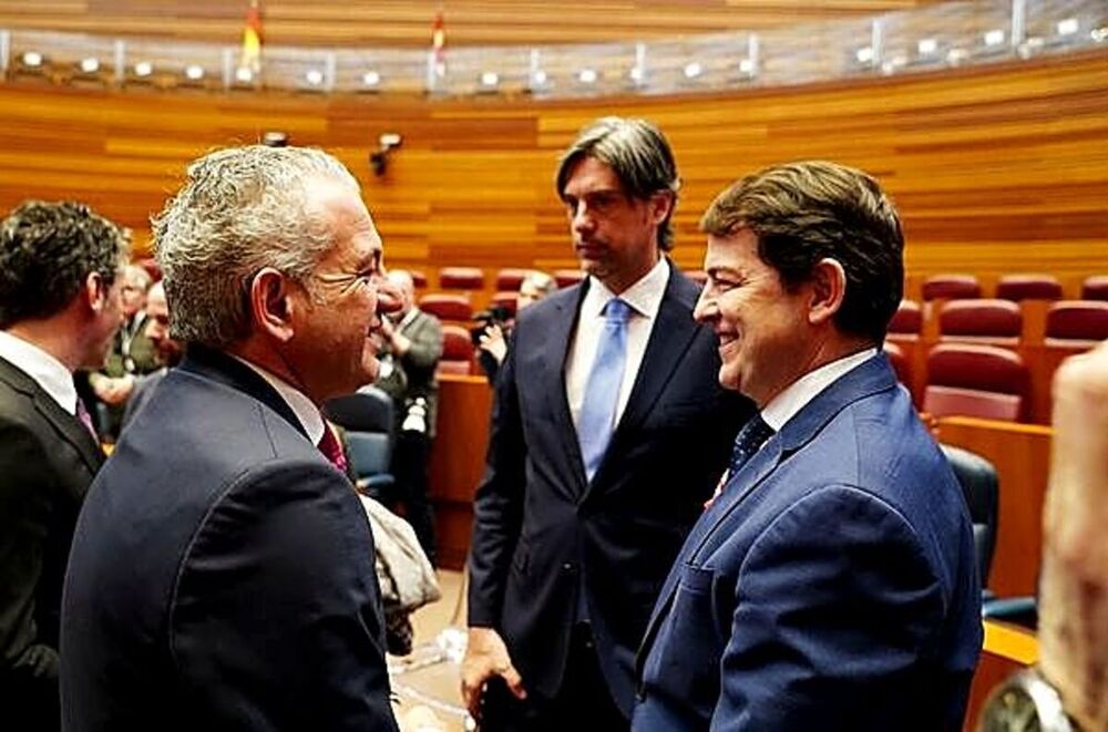 Nicanor Sen y Alfonso Fernández Mañueco dialogan.