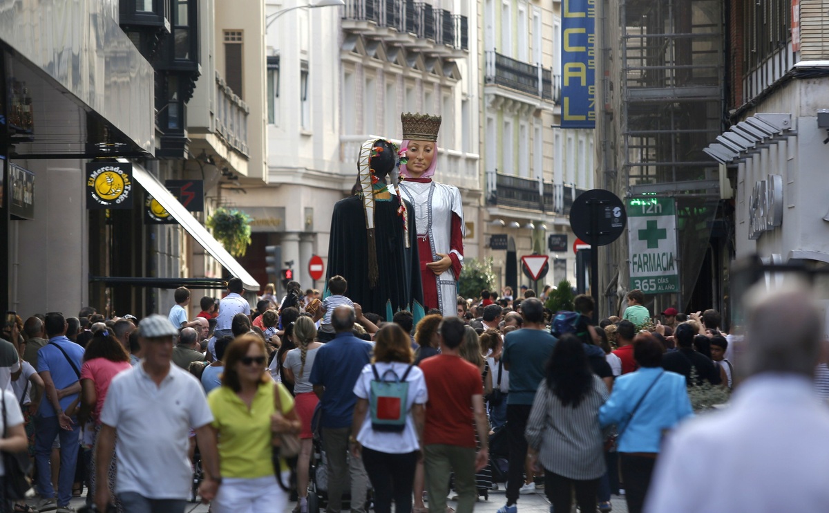 Gigantes y Cabezudos por las calles del centro   / JONATHAN TAJES