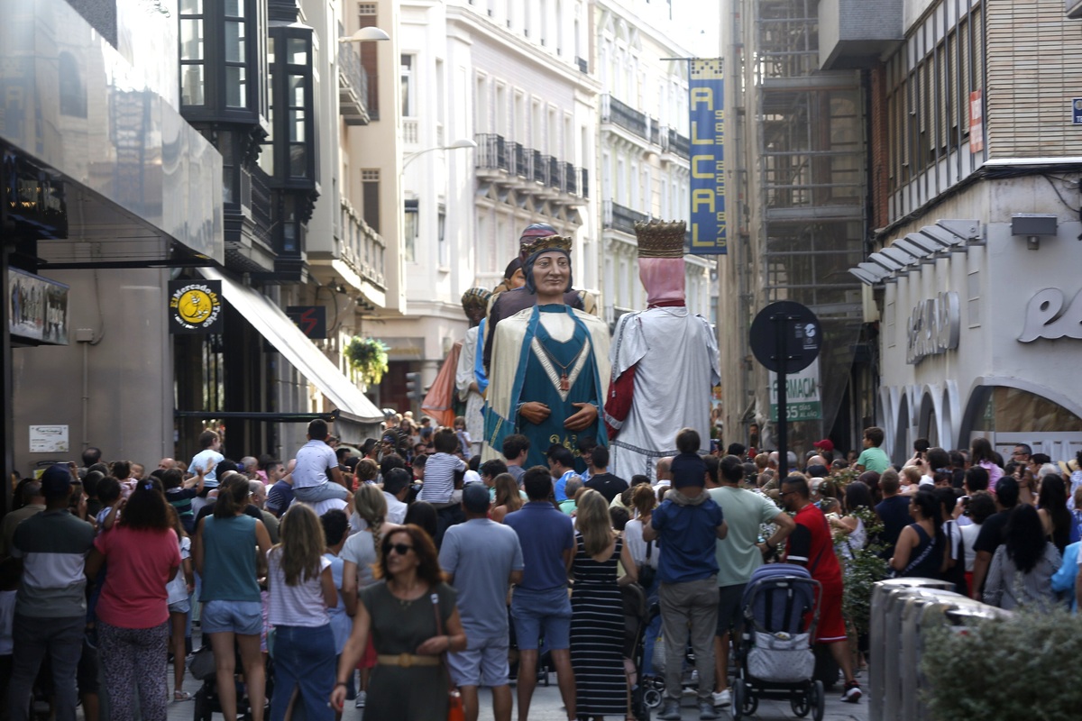 Gigantes y Cabezudos por las calles del centro   / JONATHAN TAJES