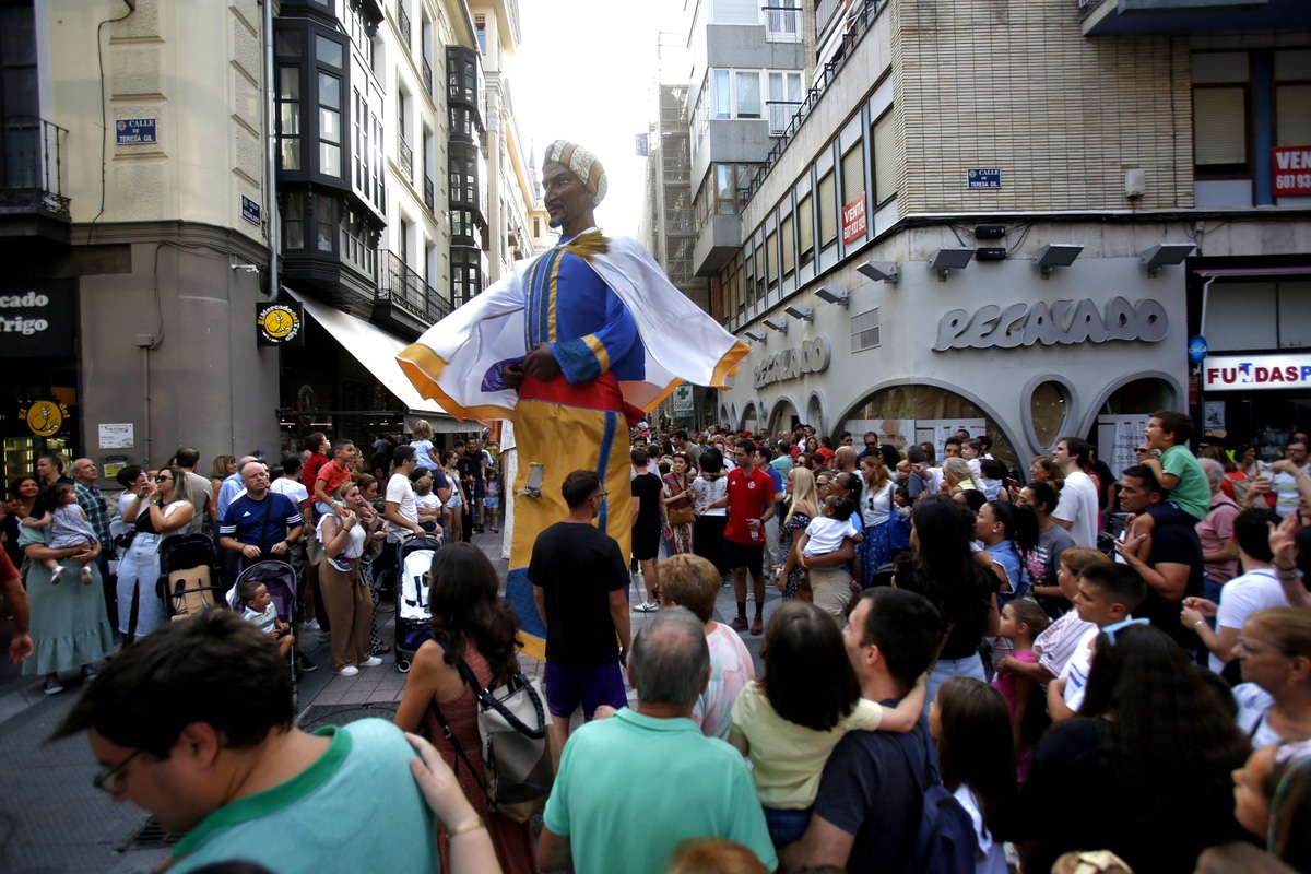 Gigantes y Cabezudos por las calles del centro 