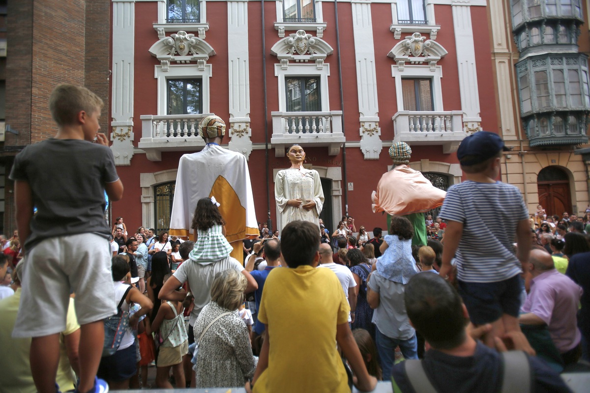 Gigantes y Cabezudos por las calles del centro   / JONATHAN TAJES