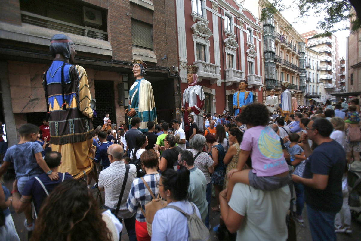 Gigantes y Cabezudos por las calles del centro   / JONATHAN TAJES