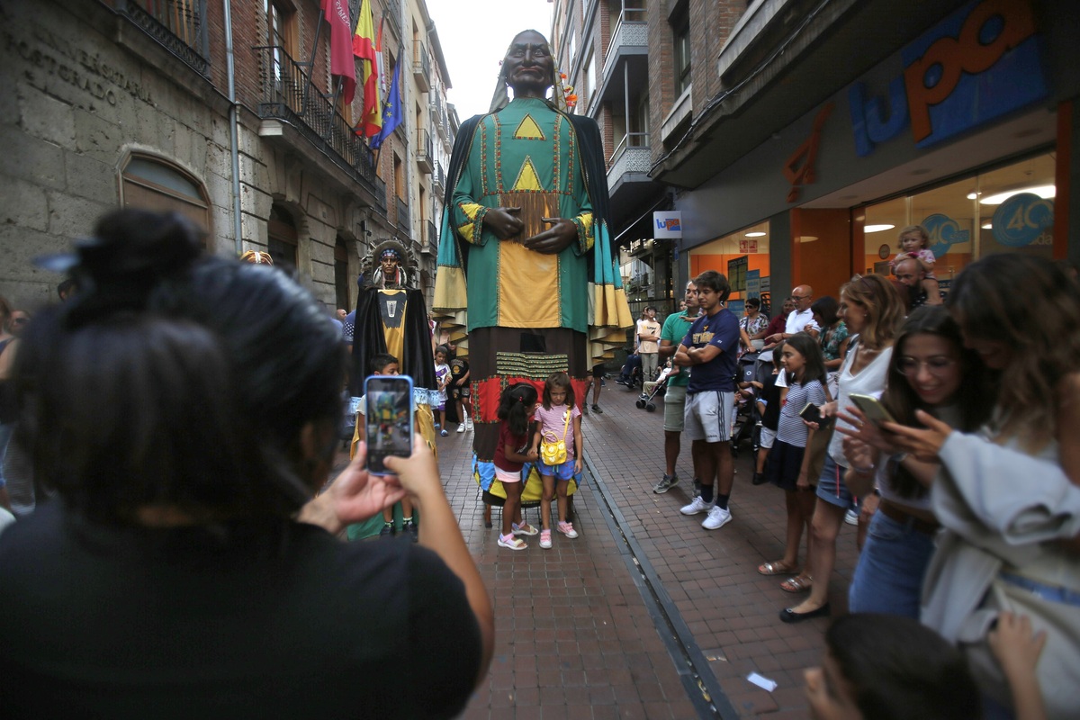 Gigantes y Cabezudos por las calles del centro   / JONATHAN TAJES