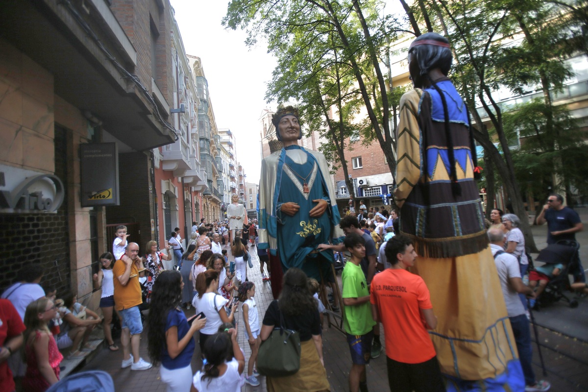 Gigantes y Cabezudos por las calles del centro   / JONATHAN TAJES