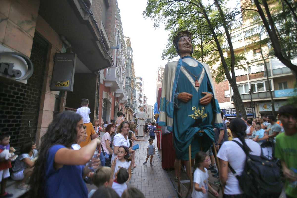 Gigantes y Cabezudos por las calles del centro   / JONATHAN TAJES