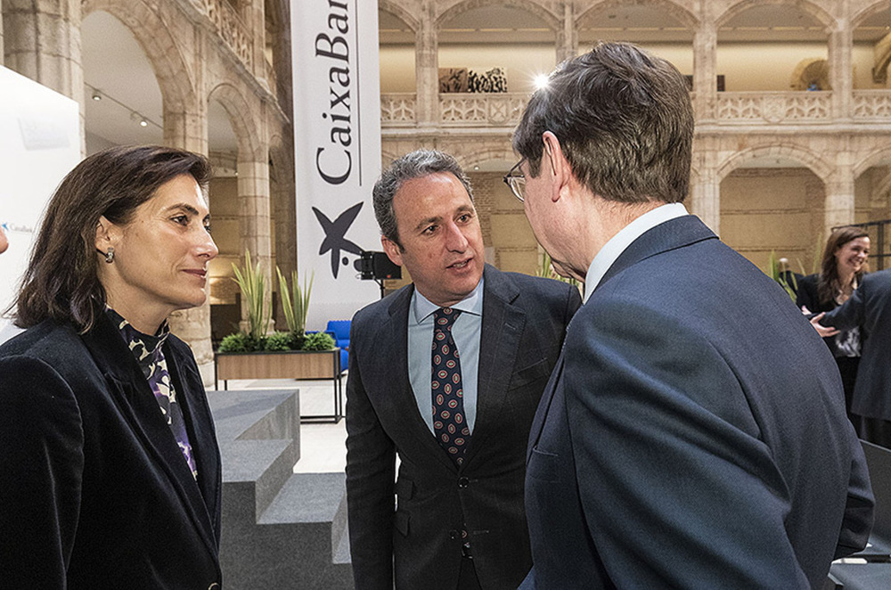 Gregorio Méndez, consejero delegado de Promecal, y María Luisa Martínez, dircom de CaixaBank, charlan con el presidente tras su intervención en el Ágora.