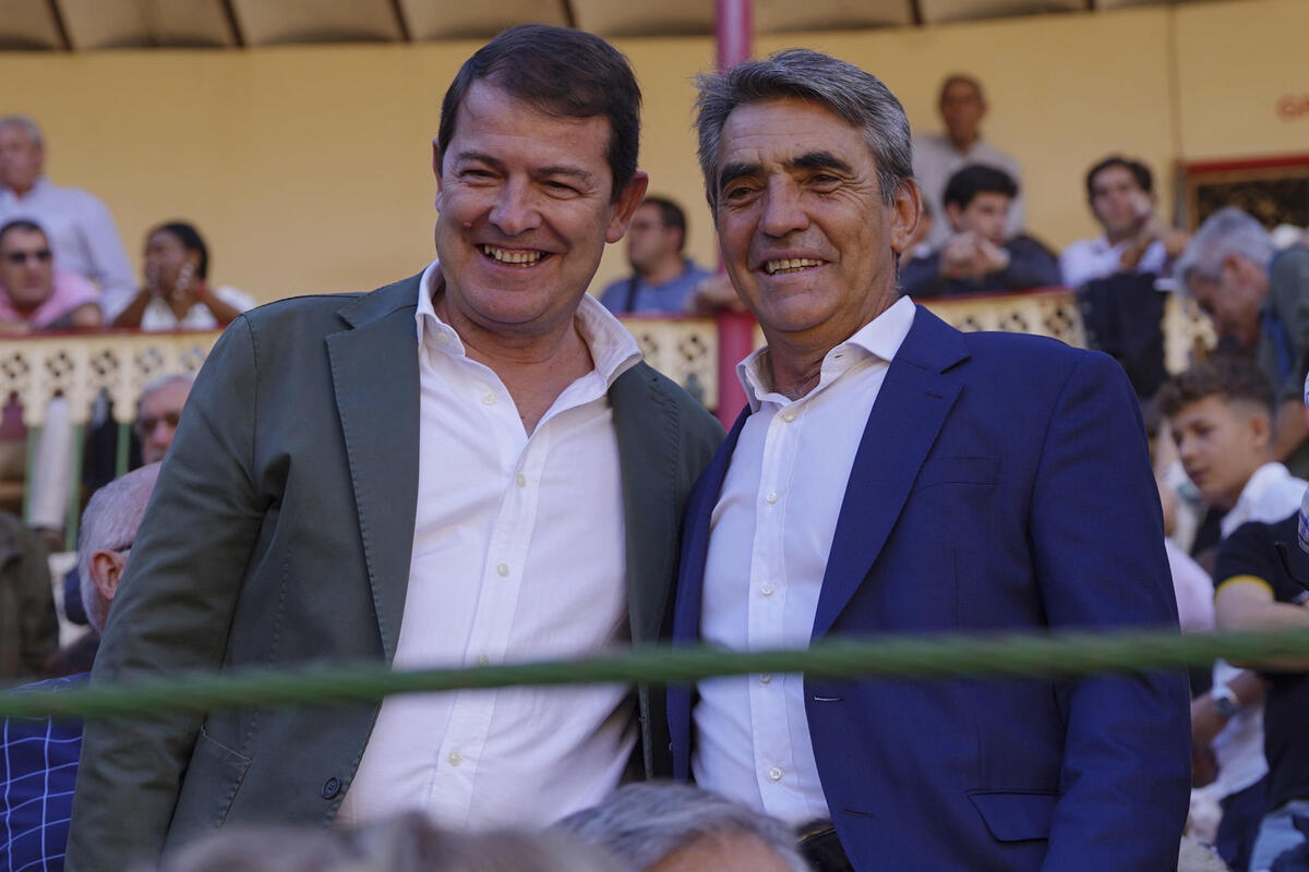 El presidente de la Junta de Castilla y León, Alfonso Fernández Mañueco (i), junto al ganadero Victoríno Martín (d), este sábado durante la cuarta corrida de la Feria de la Virgen de San Lorenzo de Valladolid.   / NACHO GALLEGO / EFE