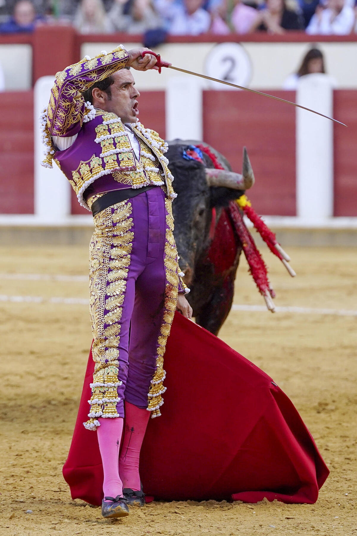 El diestro Emilio de Justo este sábado durante la cuarta corrida de la Feria Taurina de Nuestra Señora de San Lorenzo de Valladolid, con la ganadería de Victorino Martín y la única corrida programada para un único matador.  / NACHO GALLEGO / EFE