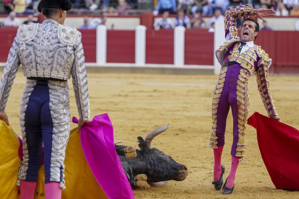 El diestro Emilio de Justo este sábado durante la cuarta corrida de la Feria Taurina de Nuestra Señora de San Lorenzo de Valladolid, con la ganadería de Victorino Martín y la única corrida programada para un único matador.  / NACHO GALLEGO / EFE