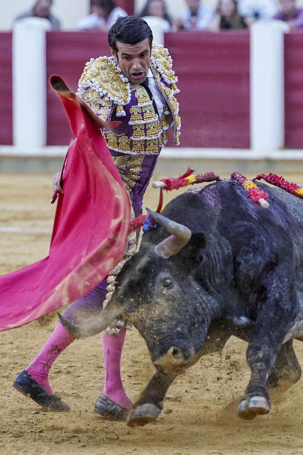 El diestro Emilio de Justo este sábado durante la cuarta corrida de la Feria Taurina de Nuestra Señora de San Lorenzo de Valladolid, con la ganadería de Victorino Martín y la única corrida programada para un único matador.  / NACHO GALLEGO / EFE