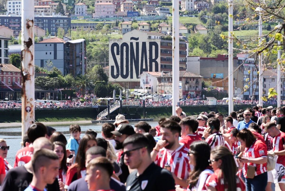 Copa.- Miles de aficionados acompañan andando junto a la ría a la gabarra  / DIEGO RAMADES   EUROPA PRESS