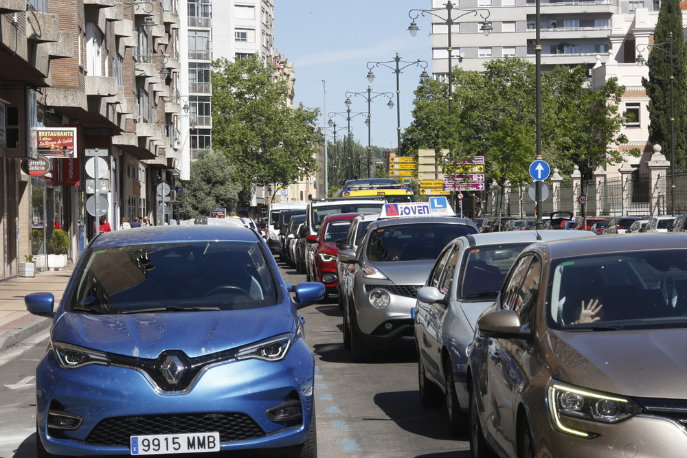 Coches esperan para acceder al carril de salida de la ciudad.