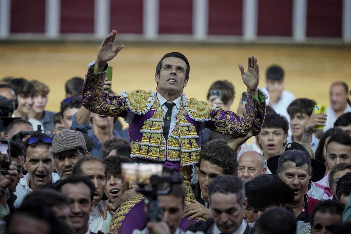 El diestro Emilio de Justo sale a hombros este sábado tras la cuarta corrida de la Feria Taurina de Nuestra Señora de San Lorenzo de Valladolid, con la ganadería de Victorino Martín y la única corrida programada para un único matador.  / NACHO GALLEGO / EFE