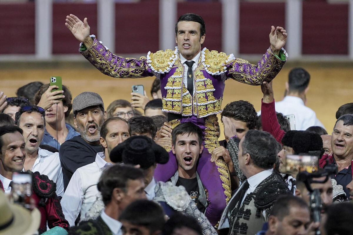 El diestro Emilio de Justo sale a hombros este sábado tras la cuarta corrida de la Feria Taurina de Nuestra Señora de San Lorenzo de Valladolid, con la ganadería de Victorino Martín y la única corrida programada para un único matador.