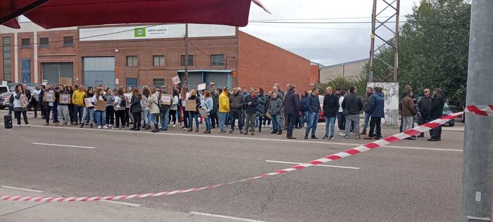 Concentración de trabajadores de Bimbo, a las puertas de la fábrica, durante la segunda jornada de huelga en protesta por el plan de cierre de la planta.