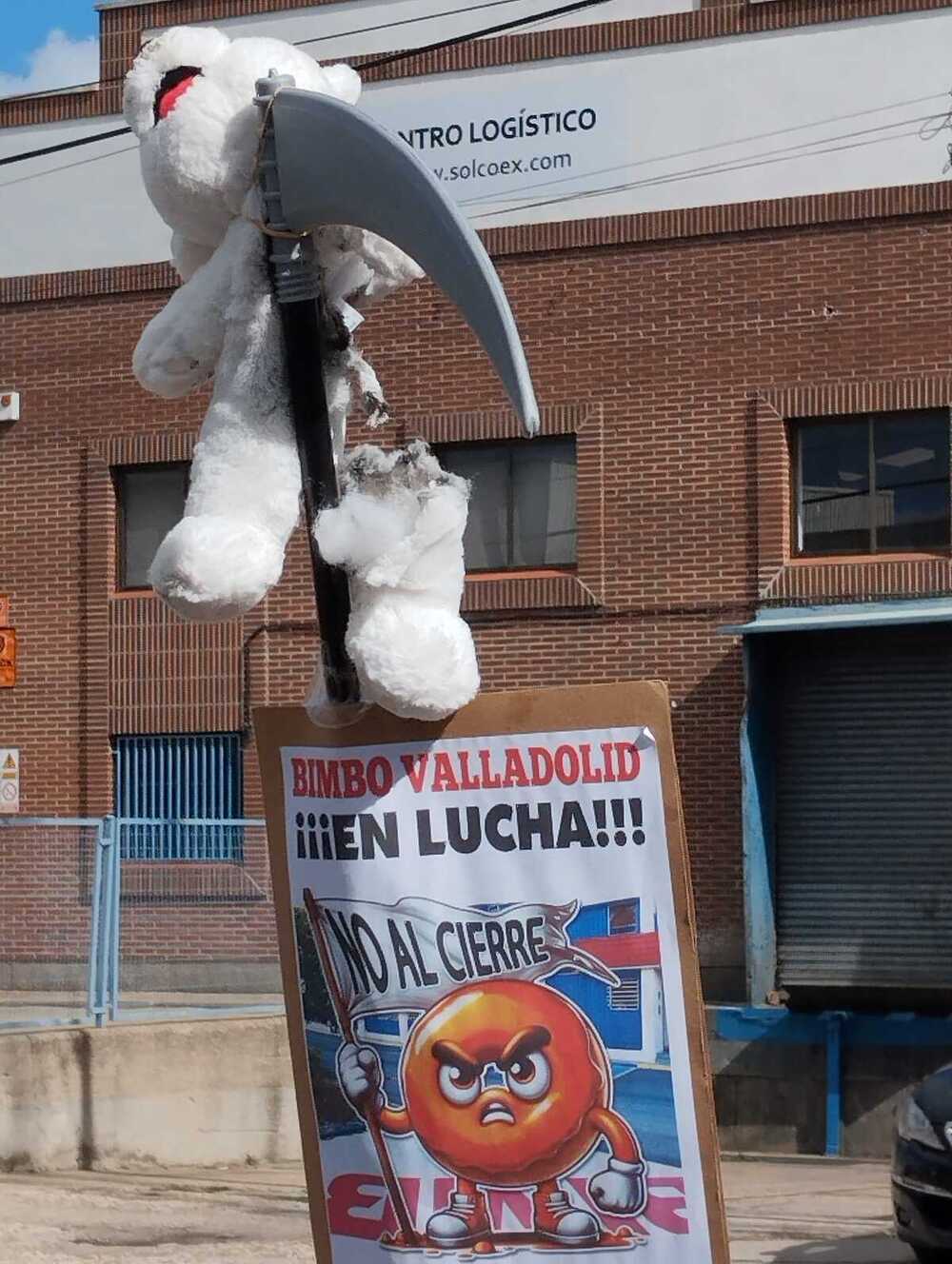 Concentración de trabajadores de Bimbo, a las puertas de la fábrica, durante la segunda jornada de huelga en protesta por el plan de cierre de la planta.