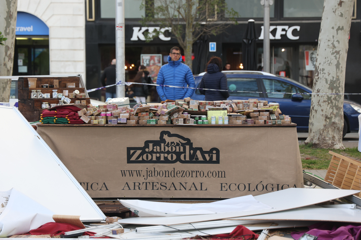 Las carpas de la Feria de Artesanía, en la Acera de Recoletos, se vieron afectadas por el vendaval que se llevó por delante varios puestos  / R.VALTERO / ICAL