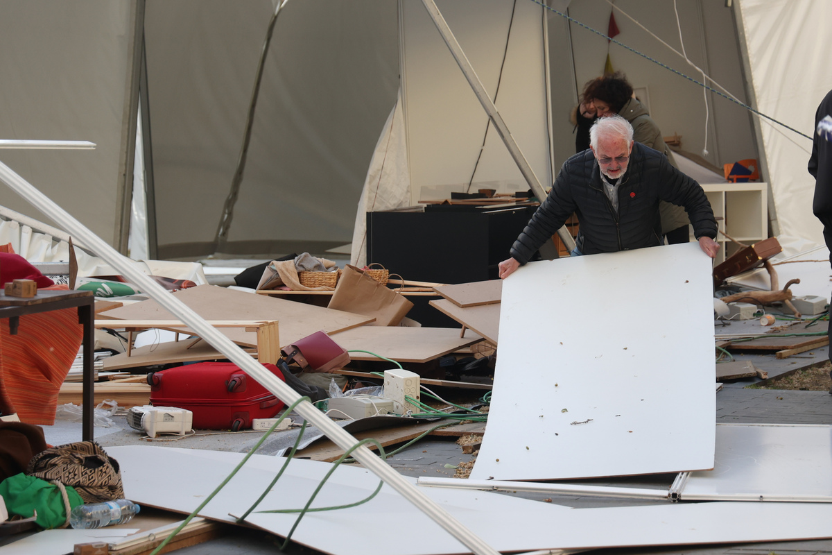 Las carpas de la Feria de Artesanía, en la Acera de Recoletos, se vieron afectadas por el vendaval que se llevó por delante varios puestos  / R.VALTERO / ICAL