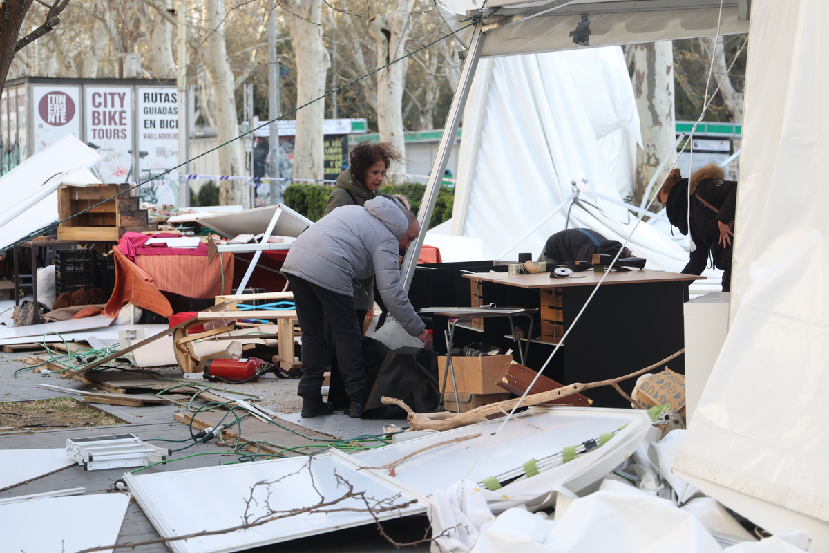 Las carpas de la Feria de Artesanía, en la Acera de Recoletos, se vieron afectadas por el vendaval que se llevó por delante varios puestos  / R.VALTERO / ICAL