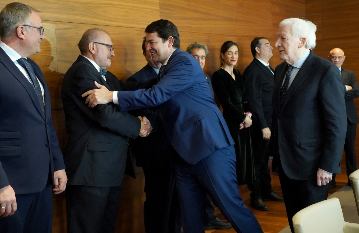 El presidente de la Junta se reúne con miembros del Consejo de Cámaras de Comercio de Castilla y León  / LETICIA PÉREZ / ICAL