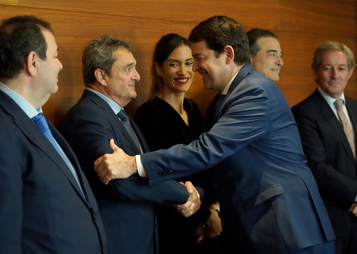 El presidente de la Junta se reúne con miembros del Consejo de Cámaras de Comercio de Castilla y León  / LETICIA PÉREZ / ICAL