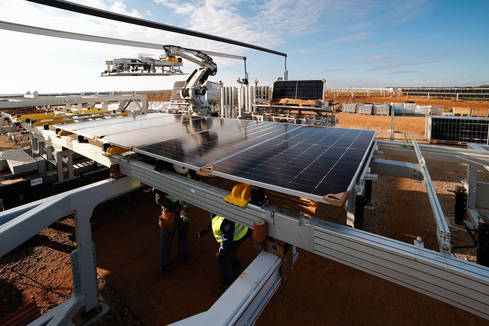 Robot trabajando en el parque fotovoltaico de Peñaflor