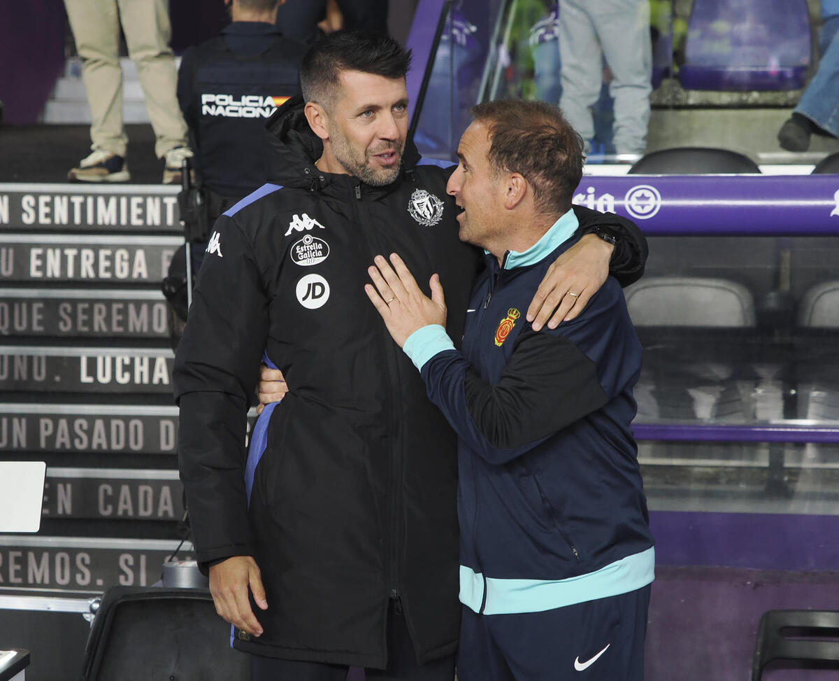 El entrenador del Valladolid, Paulo Pezzolano (i), saluda al del Mallorca, Jagoba Arrasate, antes del partido de LaLiga en Primera División que Real Valladolid y RCD Mallorca disputan este viernes en el estadio José Zorrilla.   / EFE /R. GARCÍA