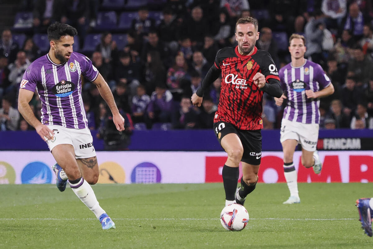 El centrocampista del Mallorca Sergi Darder (c) juega un balón ante Eray Cömert (i), del Valladolid, durante el partido de LaLiga en Primera División que Real Valladolid y RCD Mallorca disputan este viernes en el estadio José Zorrilla.   / EFE/R.GARCÍA