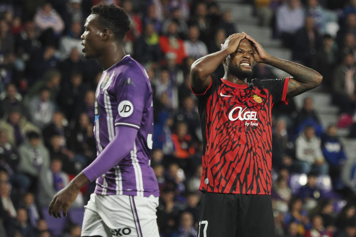 El delantero del Mllorca Cyle Larin (d), durante el partido de LaLiga en Primera División que Real Valladolid y RCD Mallorca disputan este viernes en el estadio José Zorrilla.   / EFE / R.GARCÍA