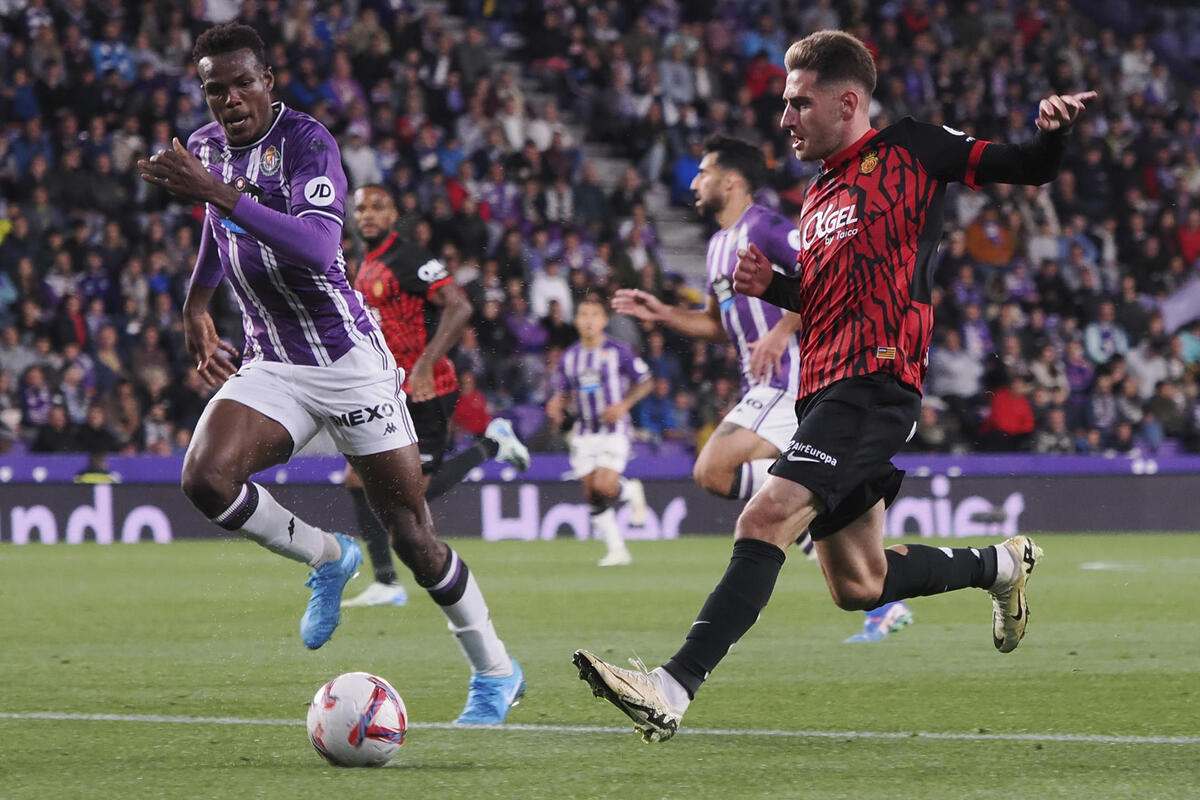 El centrocampista del Mallorca Robert Navarro (d) juega un balón ante Juma Bah, del Valladolid, durante el partido de LaLiga en Primera División que Real Valladolid y RCD Mallorca disputan este viernes en el estadio José Zorrilla.   / EFE/ R. GARCÍA