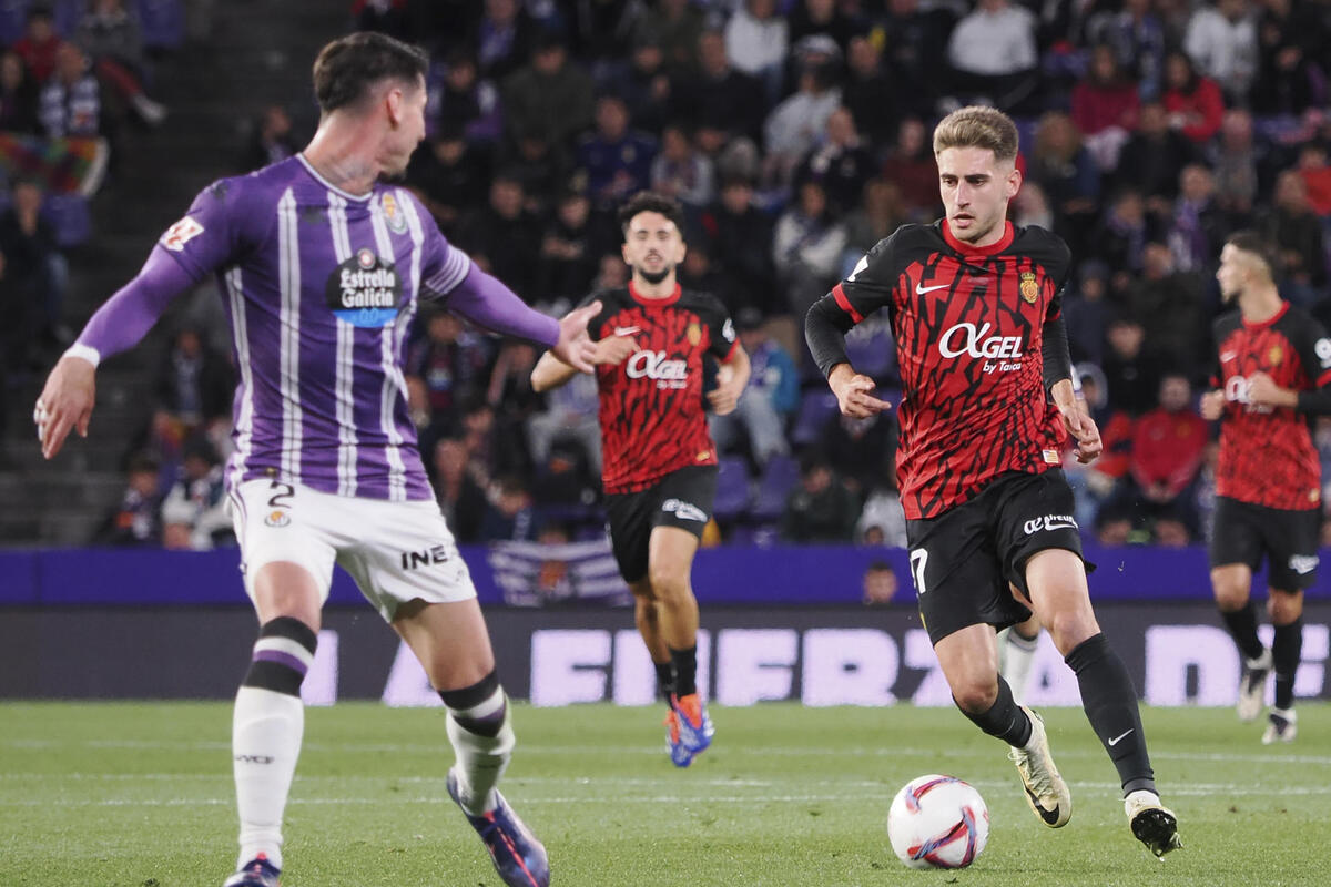 El centrocampista del Mallorca Robert Navarro (d) juega un balón ante Luis Pérez, del Valladolid, durante el partido de LaLiga en Primera División que Real Valladolid y RCD Mallorca disputan este viernes en el estadio José Zorrilla.   / EFE / R. GARCÍA