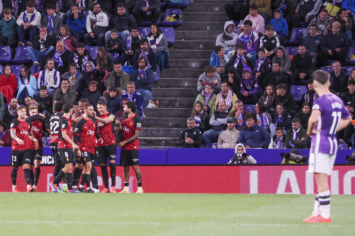 Los jugadores del RCD Mallorca celebran tras anotar un gol durante el partido de LaLiga en Primera División que Real Valladolid y RCD Mallorca disputan este viernes en el estadio José Zorrilla.   / EFE/ R. GARCÍA