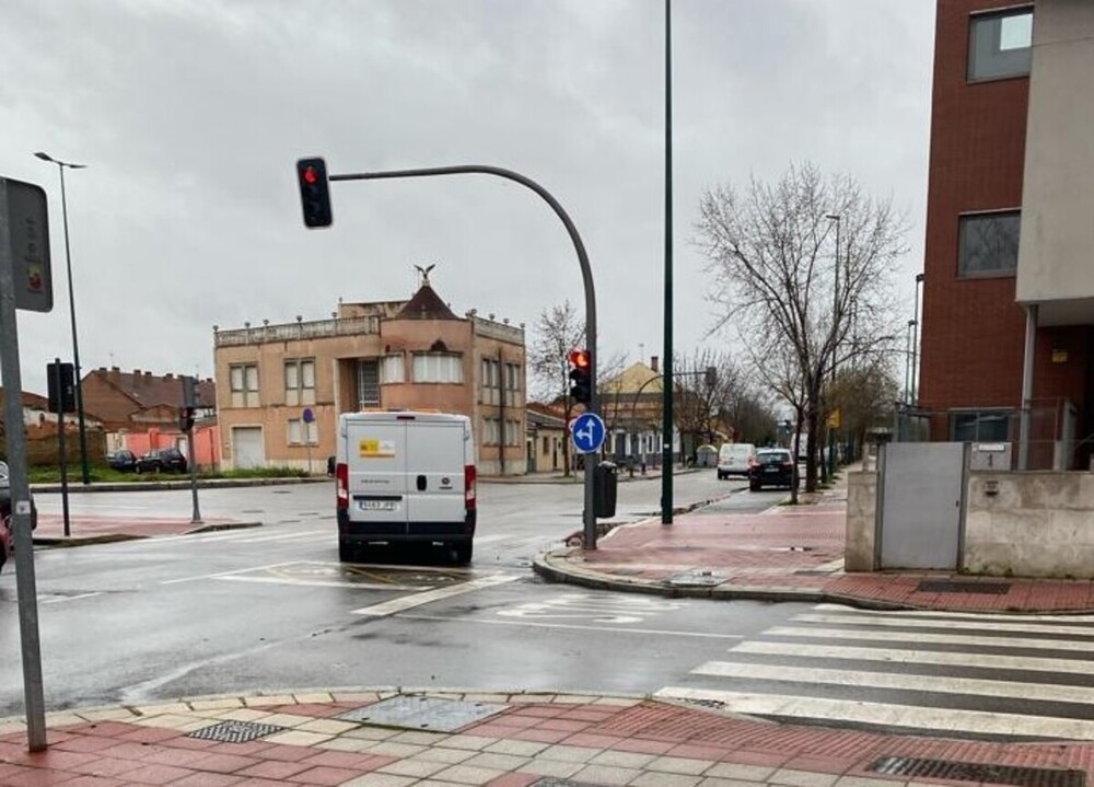 Imagen del vehículo que ha recogido el cuerpo hallado junto al puente del Cabildo.