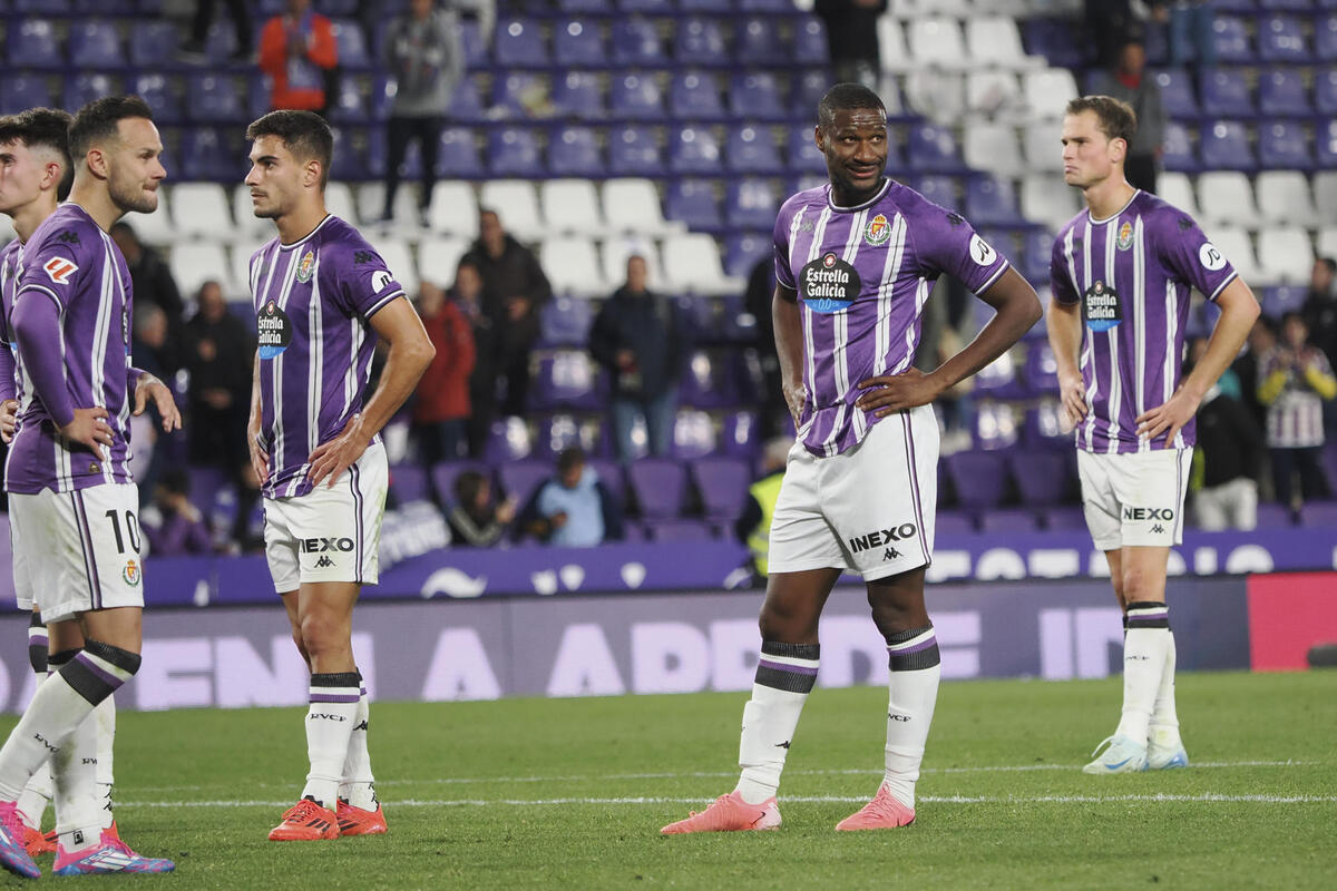 Los jugadores del Real Valladolid lamentan su derrota ante el Mallorca el partido de LaLiga en Primera División que Real Valladolid y RCD Mallorca disputan este viernes en el estadio José Zorrilla.   / EFE/ R. GARCÍA