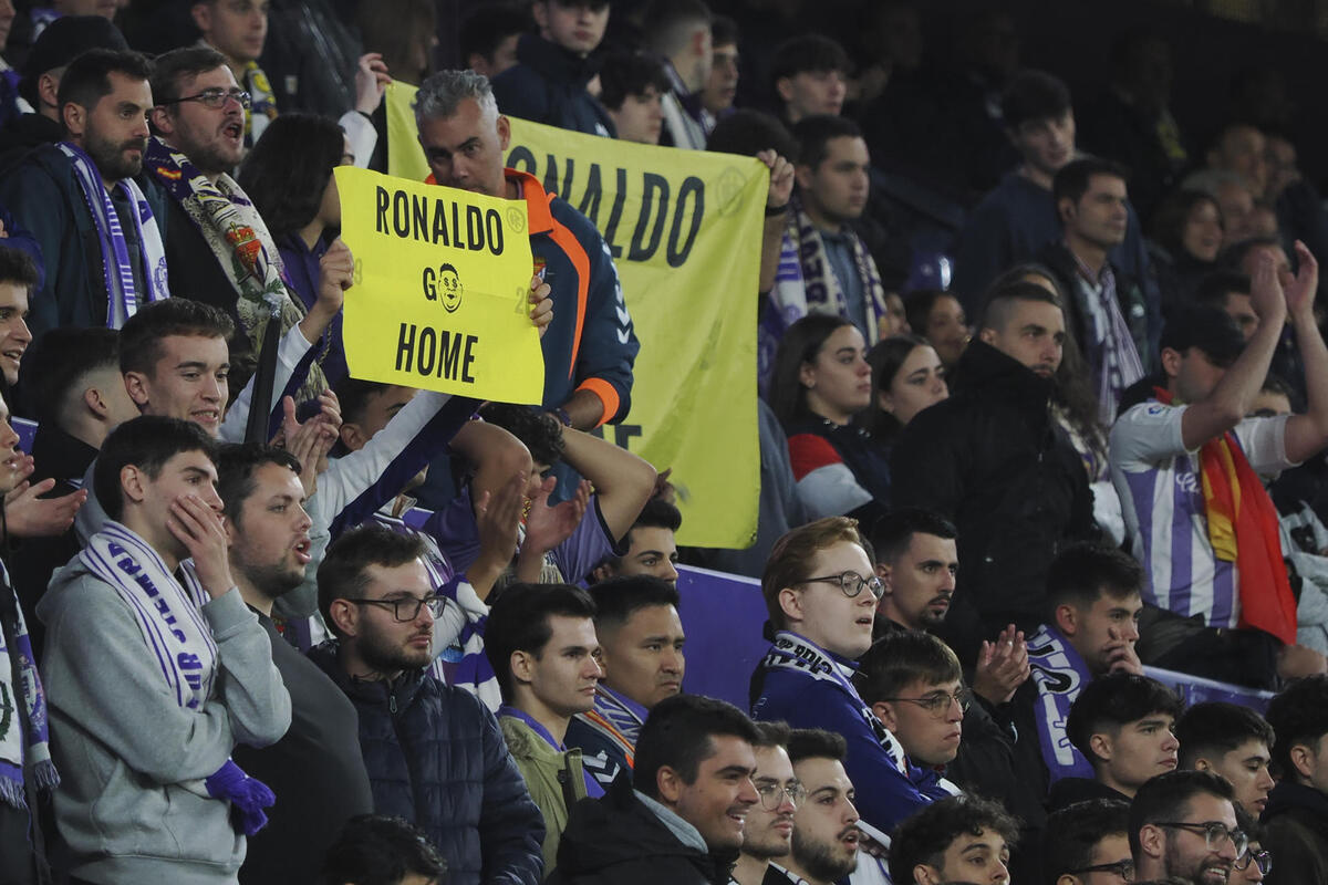 Seguidores del Real Valladolid tras la derrota del conjunto ante el Mallorca en el partido de LaLiga en Primera División que Real Valladolid y RCD Mallorca disputan este viernes en el estadio José Zorrilla.   / EFE/ R. GARCÍA