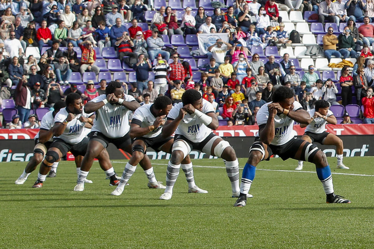 Los jugadores de Fiyi antes de un encuentro con la selección española de Rugby en Valladolid, este sábado.  / EFE/ R. GARCÍA