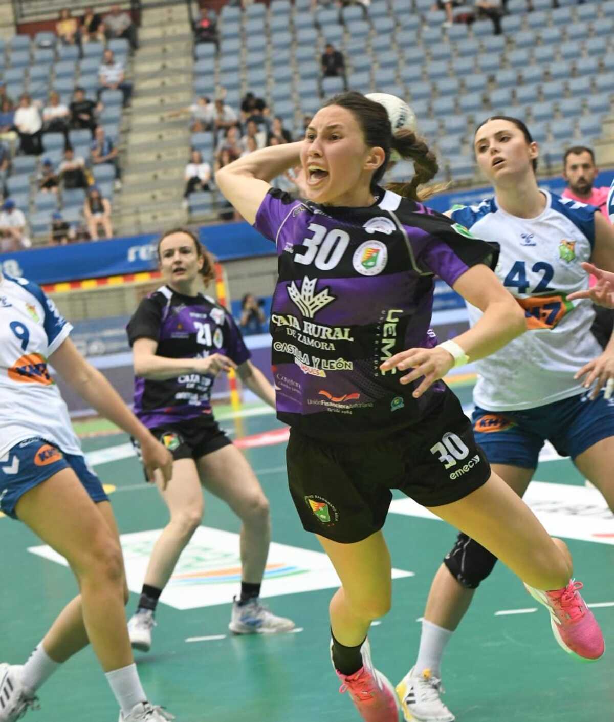 Caja Rural Aula Valladolid, finalista de la Copa de la Reina.  / VALENTÍN G. DE GARIBAY