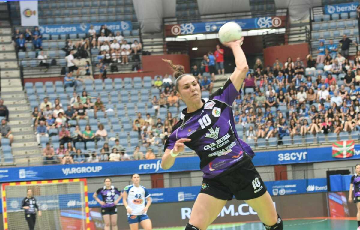 Caja Rural Aula Valladolid, finalista de la Copa de la Reina.  / VALENTÍN G. DE GARIBAY