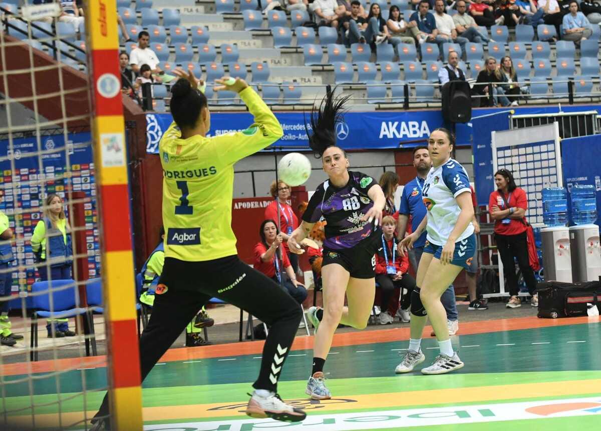 Caja Rural Aula Valladolid, finalista de la Copa de la Reina.  / VALENTÍN G. DE GARIBAY