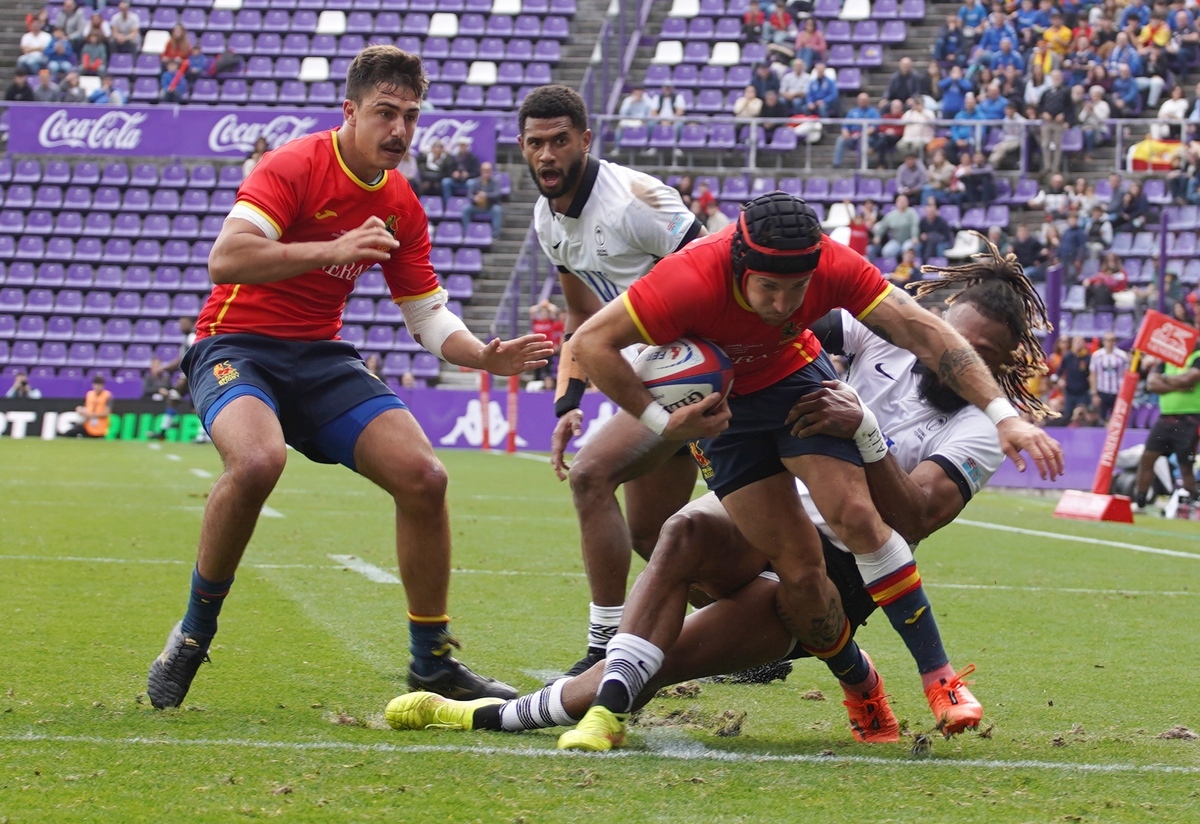 La selección española absoluta de rugby masculino se enfrenta a Fiyi en el estadio José Zorrilla de Valladolid.  / MIRIAM CHACÓN / ICAL