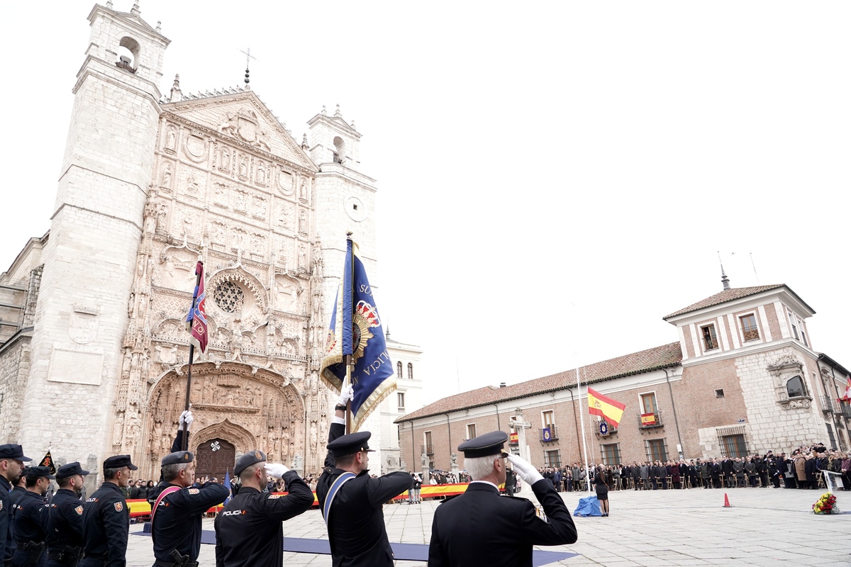 Acto de izado de la bandera con motivo del 200 aniversario del nacimiento de la Policía Nacional.  / MIRIAM CHACÓN / ICAL