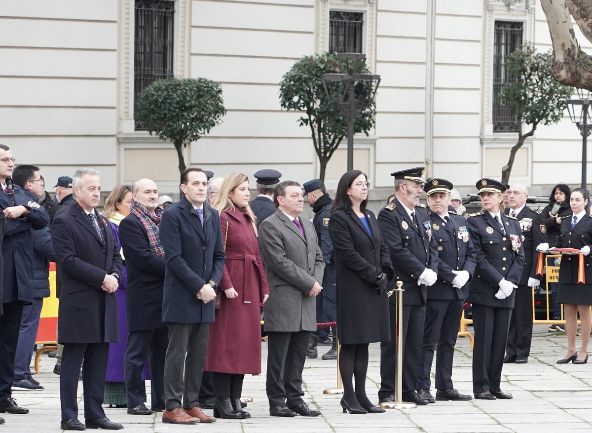 Acto de izado de la bandera con motivo del 200 aniversario del nacimiento de la Policía Nacional.  / MIRIAM CHACÓN / ICAL